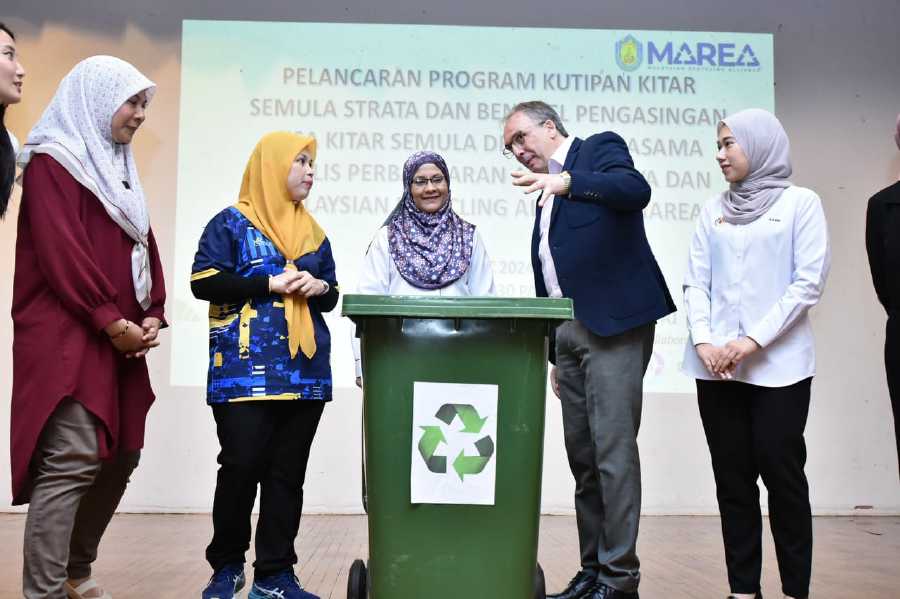 Roberto Benetello, chief executive officer of Marea [2nd from right] and distinguished guest Dr Ani Ahmad, Yang Dipertua MPAJ (centre) during the launch of the Ampang Jaya High-Rise Collection Programme. 
