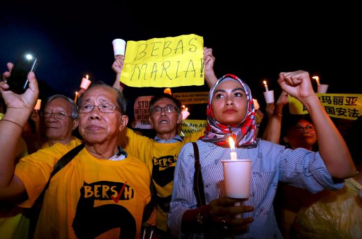GEORGETOWN 27 NOVEMBER 2016. Some 100 people held a candlelight gathered at a vigil in Esplanade to call the federal goverment to free detained Bersih 2.0 chairman Maria Chin Abdullah. NSTP/MIKAIL ONG