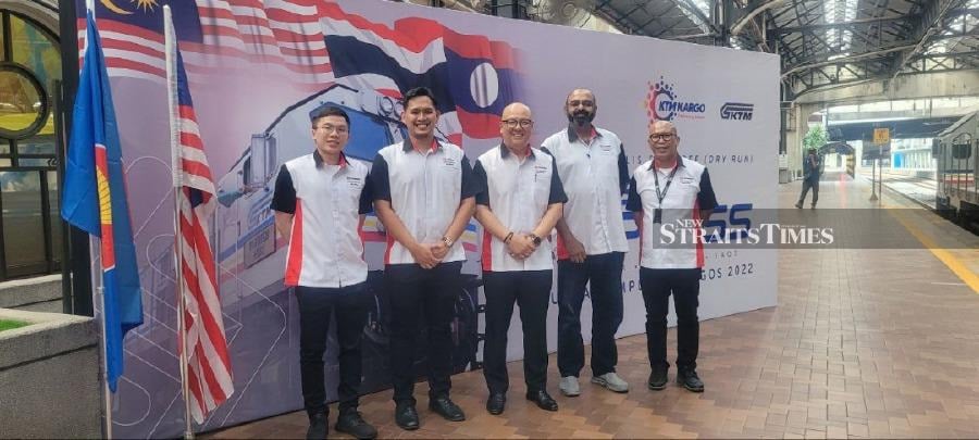 DB Schenker Malaysia introduced an alternative land transportation service, from Malaysia to Thanaleng in Laos by train, a collaboration with Keretapi Tanah Melayu Bhd (KTMB) lead by the Land Transport Team headed by Capt. Fadzil Merican (middle). 