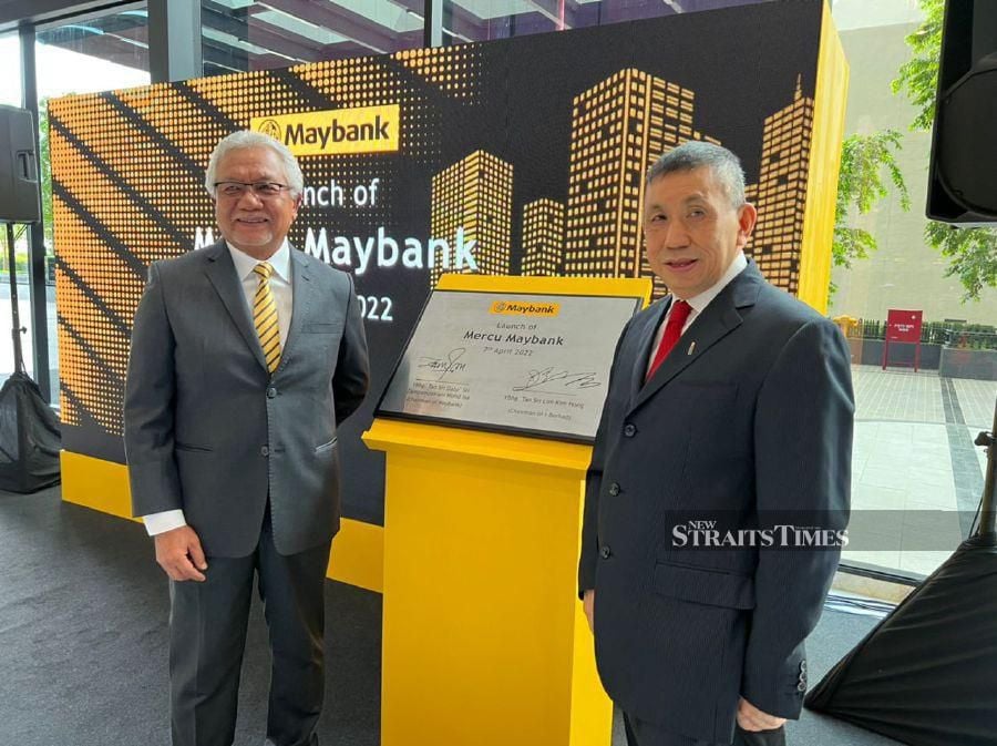 (L-R) Tan Sri Zamzamzairani Mohd Isa, chairman of Maybank, and Tan Sri Lim Kim Hong, founder and chairman of I-Berhad.