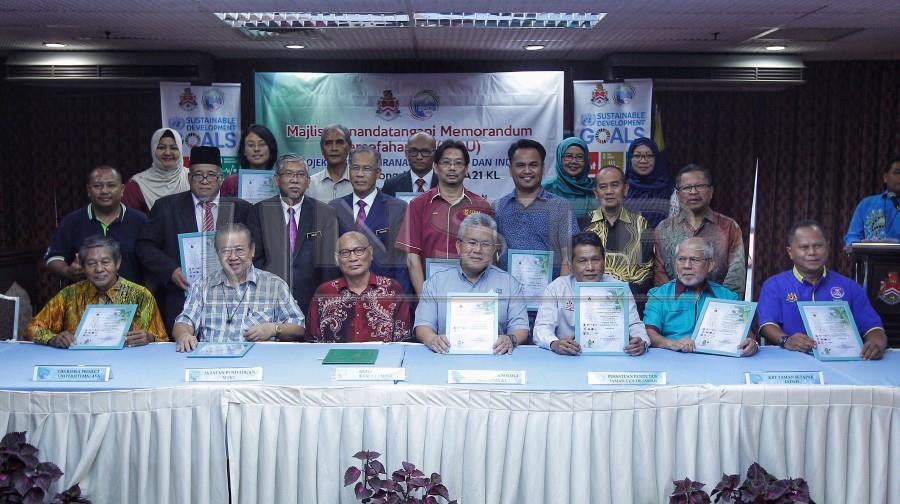 Mayor Datuk Nor Hisham Ahmad Dahlan (sitting third from left) at the signing of a Memorandum of Understanding (MoU) of LA21KL today. NSTP/SADDAM YUSOFF