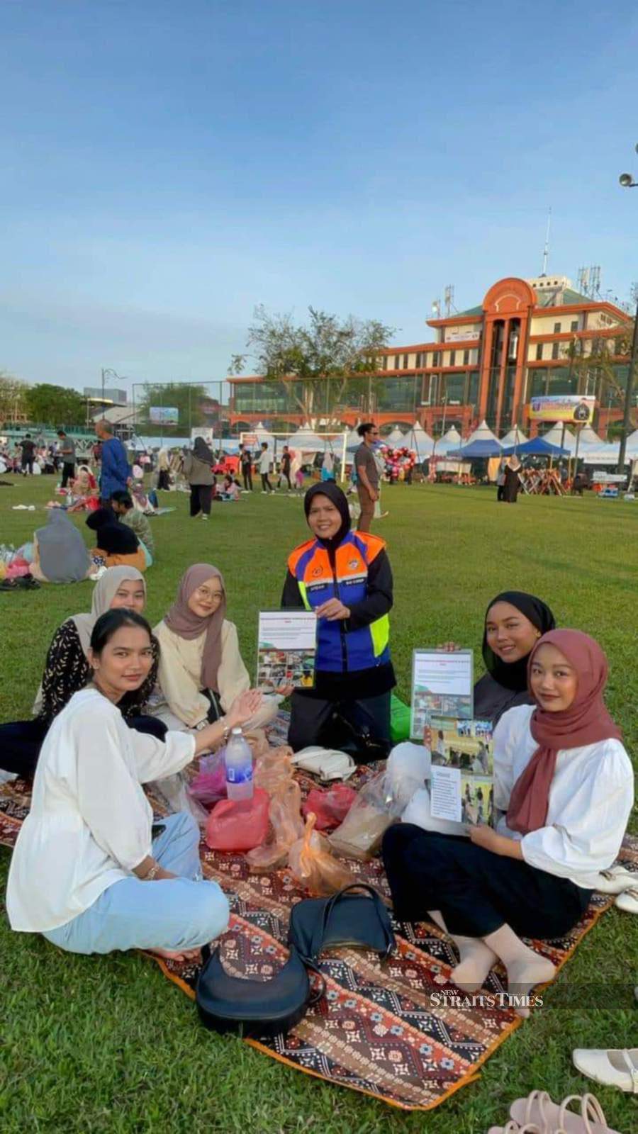 Pahang Solid Waste and Public Cleansing Management Corporation staff distributing pamphlets to remind the public not to waste food during Ramadan. Pic courtesy of Pahang SWCorp