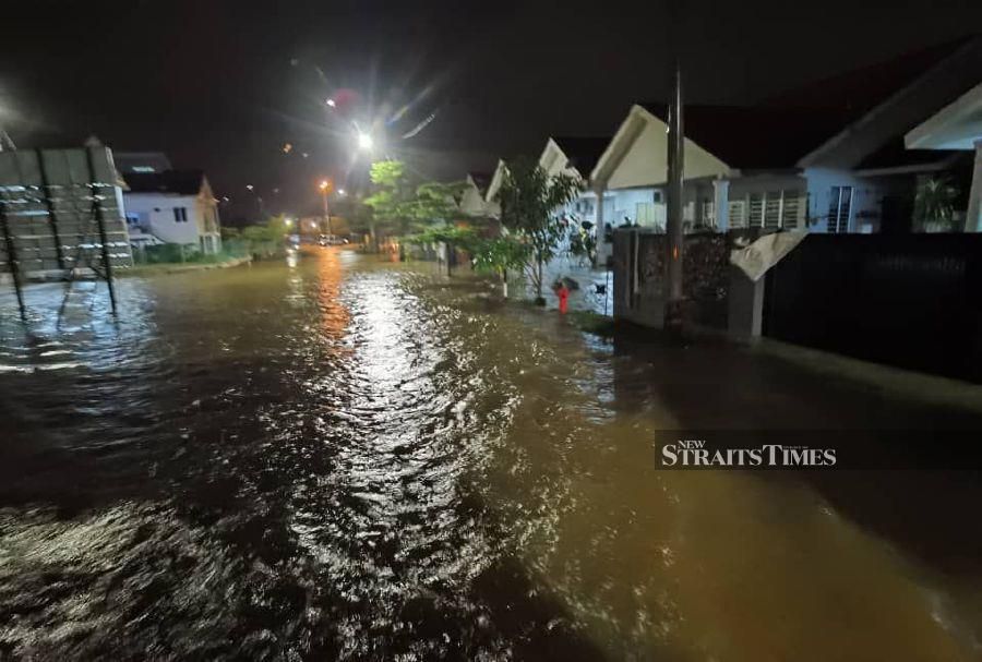 Houses in Bandar Baru Bukit Mentok in Chukai inundated in floodwaters. NSTP/ZATUL IFFAH ZOLKIPLY