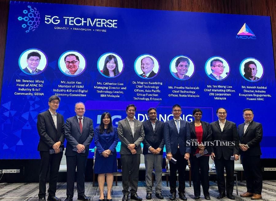  MCMC chief technology and innovation officer Shamsul Izhan Abdul Majid (fourth left) at MCMC’s ‘5G TechVerse’ event held recently. On his right is IBM Malaysia managing director Catherine Lian, together with other industry leaders. NSTP/ RASUL AZLI SAMAD