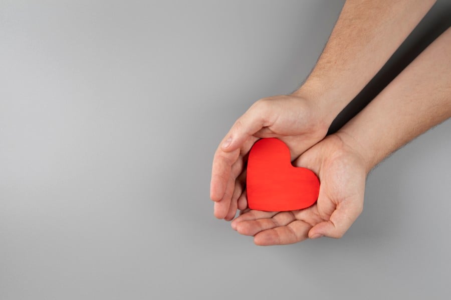 Despite efforts to increase awareness, misconceptions about organ donation persist, fueled by cultural and religious beliefs. Image by Freepik.