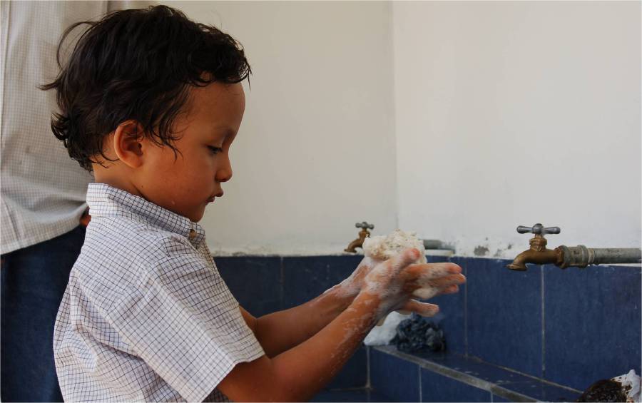 The children have washed. Школьник моет руки. Школьники моются. Ребенок моет руки перед едой. Мальчик моет руки перед обедом.
