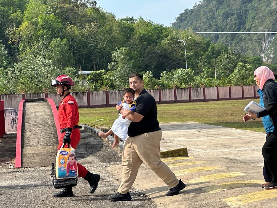  The Fire and Rescue Department’s Air Unit conducted a medical evacuation flight (Medevac) to transport a young Orang Asli boy who was suffering from high fever, fatigue, cough and cold, from Pos Bihai to Gua Musang Hospital (HGM) yesterday (April 22).