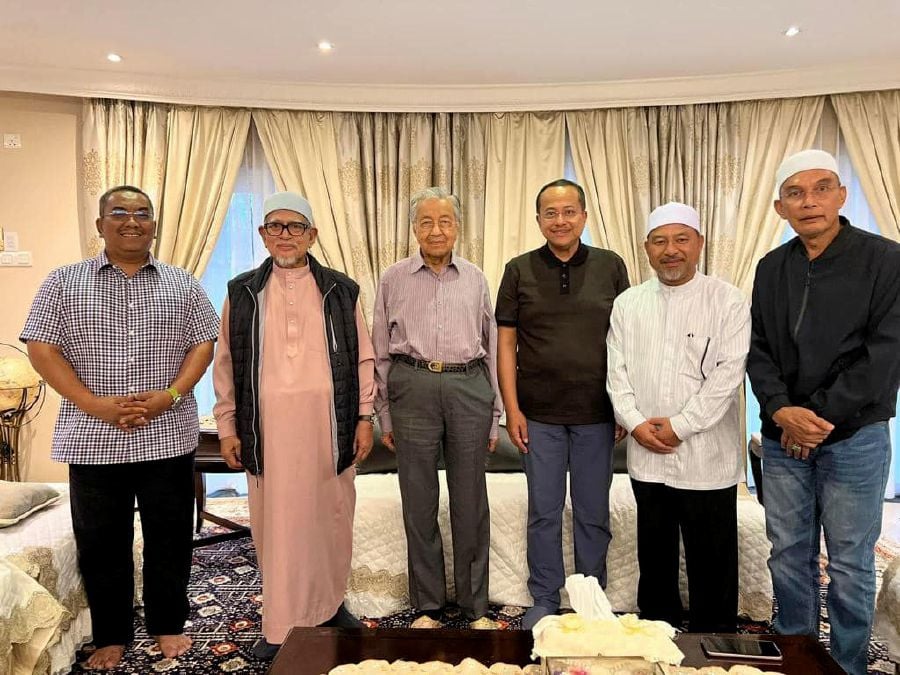 The Menteri Besar of Kelantan, Terengganu, Kedah and Perlis held a meeting with former Prime Minister Tun Dr Mahathir Mohamad and Pas president Tan Sri Abdul Hadi Awang today. - Pic courtesy from Dr Ahmad Samsuri Mokhtar FB