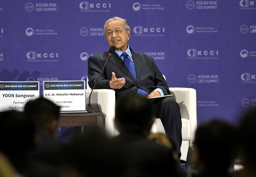 Prime Minister Tun Dr Mahathir Mohamad answering a question during the Asean-Republic of Korea (ROK) CEO dialogue in conjunction with the ASEAN-South Korea Commemorative Summit 2019. - Bernama