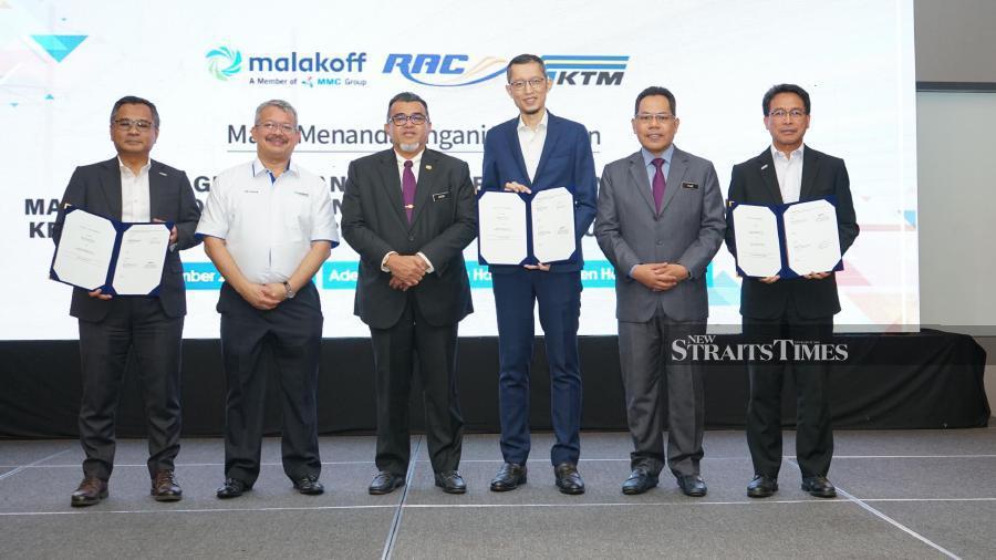 Company officials after the signing of solar agreements between Malakoff Corp Bhd, Railway Assets Corporation and Keretapi Tanah Melayu Bhd.