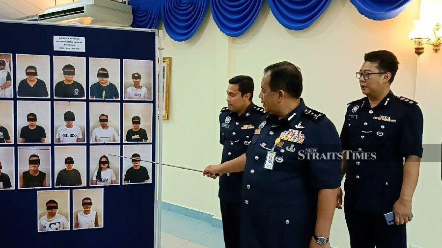  Melaka police chief Datuk Zainol Samah points at pictures of suspects linked to the syndicate, during a press conference at state police contingent headquarters in Melaka. - NSTP/Meor Riduwan Meor Ahmad.