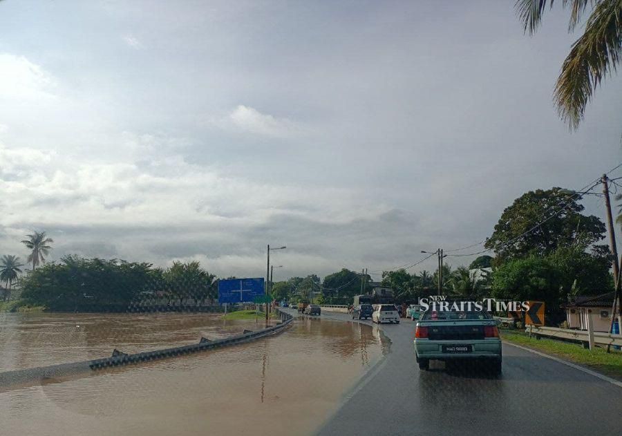 Floods struck the Melaka district following heavy rains that occurred yesterday afternoon and early this morning. - NSTP/ NAZRI ABU BAKAR