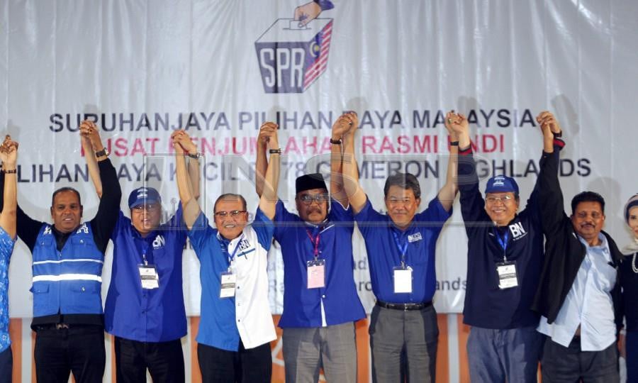 BN acting chairman Datuk Seri Mohamad Hasan (third from right) with Ramli Mohd Nor (fourth from right) and Pahang Menteri Besar Datuk Seri Wan Rosdy Wan Ismail (third from left) and other Barisan Nasional reps celebrating. NSTP/FARIZUL HAFIZ AWANG
