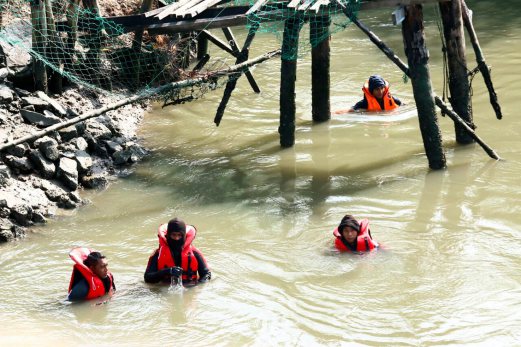 Firemen conduct a search and rescue mission to locate the missing 31-year-old man. Pix by AMIR IRSYAD OMAR.