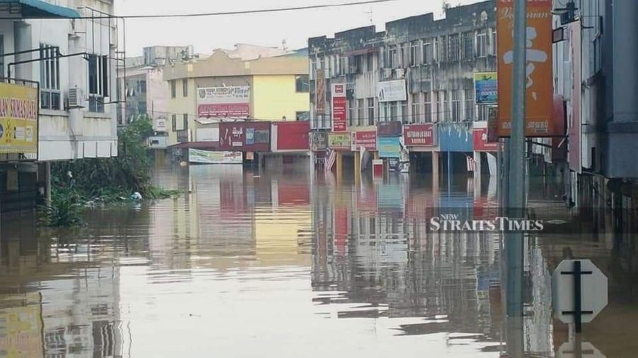A view of a town in Mentakab, inundated with floodwaters this morning. -NSTP/ROSELAN AB MALEK
