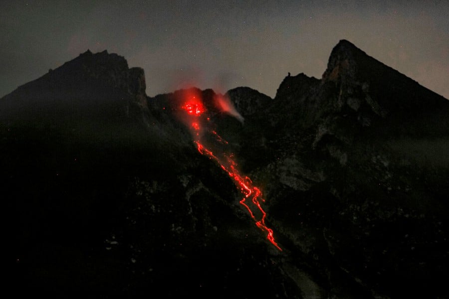 Erupting Mount  Merapi  spews ash lava New Straits Times 