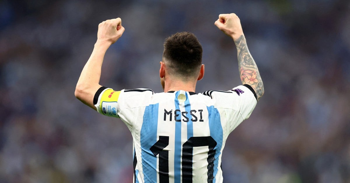 Messi is already wearing Argentina shirt with three stars