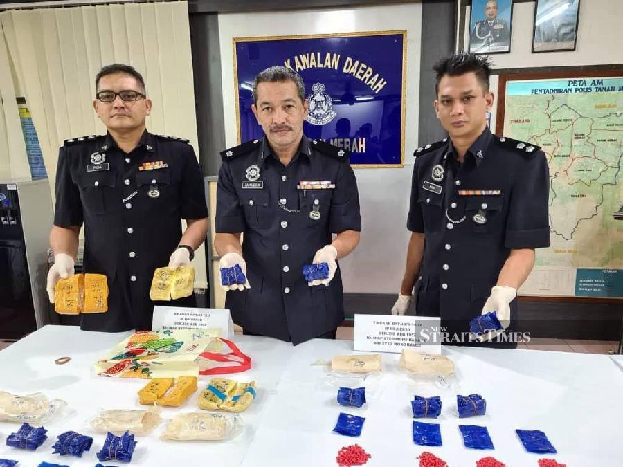 Tanah Merah district police chief Deputy Superintendent Zainuddin Md Yusuf (centre) said the first suspect, a 47-year-old man, was detained at Kampung Bukit Gading here, last Thursday. - Pic courtesy of Tanah Merah Police. 