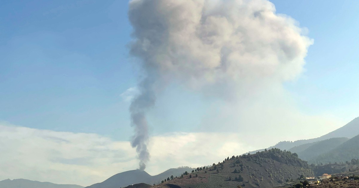 Canaries volcano lava reaches sea, raising toxic gas fears