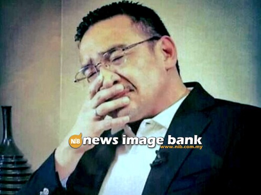 25 MARCH 2014: Acting Transport Minister Datuk Hishammuddin Hussein unable to hold back tears after the prime minister's announcement at PWTC on Monday. Pix by Abdullah Yusof