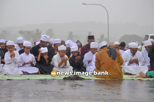 16 March 2014: A heavy rain come pouring after 200 students from six religious schools in Malacca completed their prayer for Malaysia as well as the safety of 239 passengers and crew on board flight MH370 which has been missing for nine days. Pix by Muhammad Hatim Ab Manan