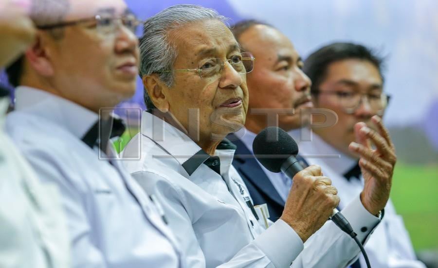 Dr Mahathir gave examples of the big increase of food items such as the price of fish which only cost RM8 per kg when it landed from the fishing boat, but was sold at the retail price of RM36 per kg. NSTP/ Luqman Hakim Zubir