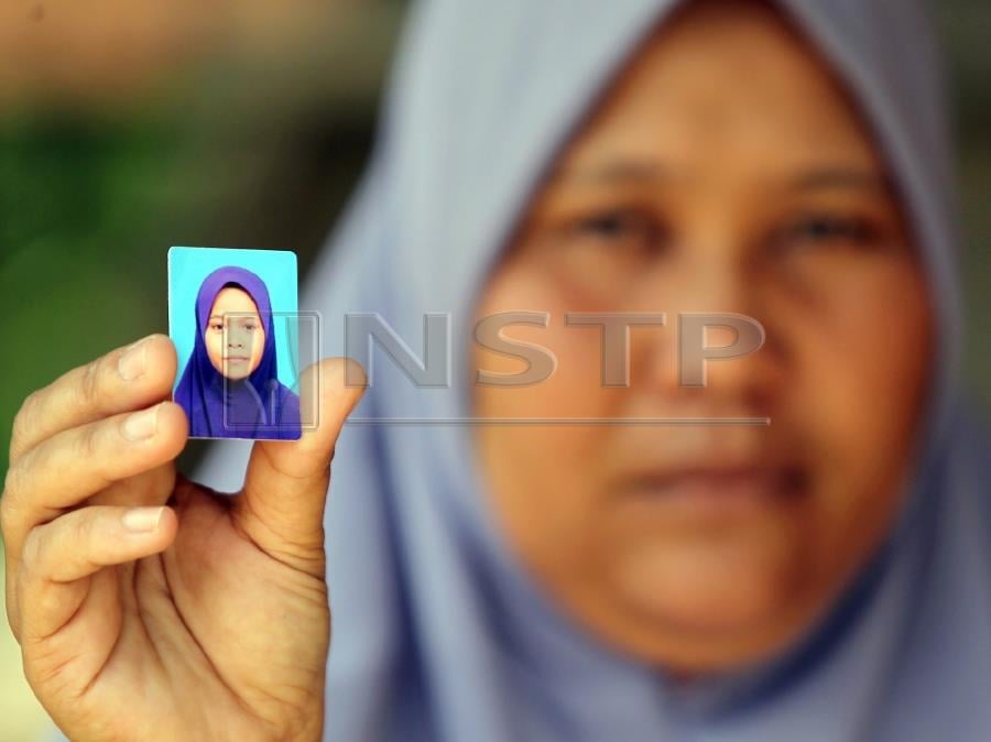 The girl’s mother, Zaleha Abdullah, 35 showed a picture of her daughter, Siti Masyitah Ibrahim, 11 who was met with tragic circumstances in Tanjung Medang Hilir, Pekan. (NSTP/ MUHD ASYRAF SAWAL)