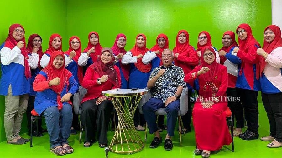 Kedah Umno liaison committee chairman Datuk Seri Mahdzir Khalid (seated, 2nd-right) with party members in Pendang, after a briefing on the election preparation by Sungai Tiang Umno. -NSTP/Noorazura Abdul Rahman