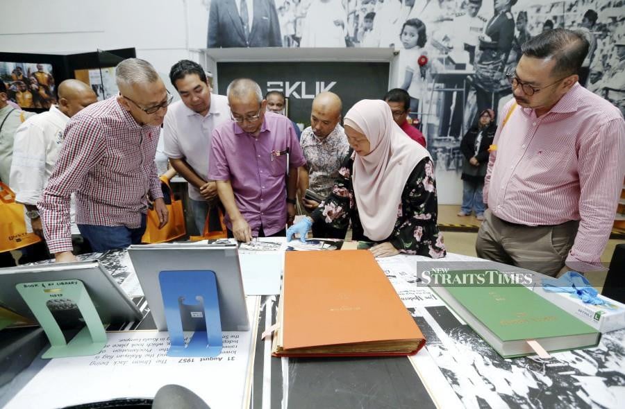  MK Land Holdings Bhd’s chief executive officer Datuk Faris Yahaya (2nd-right) accompanied by NSTP’s group managing editor Datuk Ahmad Zaini Kamaruzzaman (left) visit the KLIK gallery at Balai Berita, Bangsar. - NSTP/ROHANIS SHUKRI