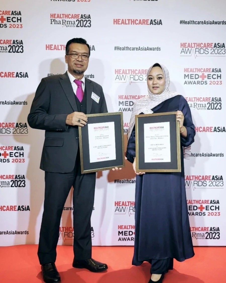 KMI Healthcare senior manager for business development and strategic planning, Mohd Rahizam Rahim and group corporate communication manager  Rose Hazeline, with the Healthcare Asia Awards.