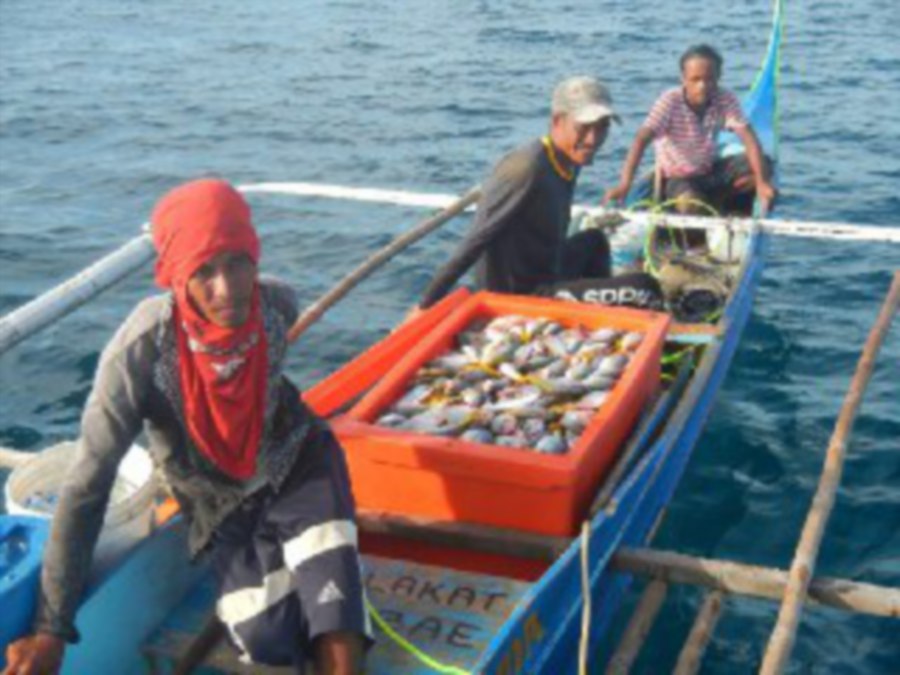 The Malaysian Maritime Enforcement Agency has detained four people and seized explosive materials used for fish bombing activity in protected Langkayan waters off here, yesterday. (pix courtesy from MMEA)