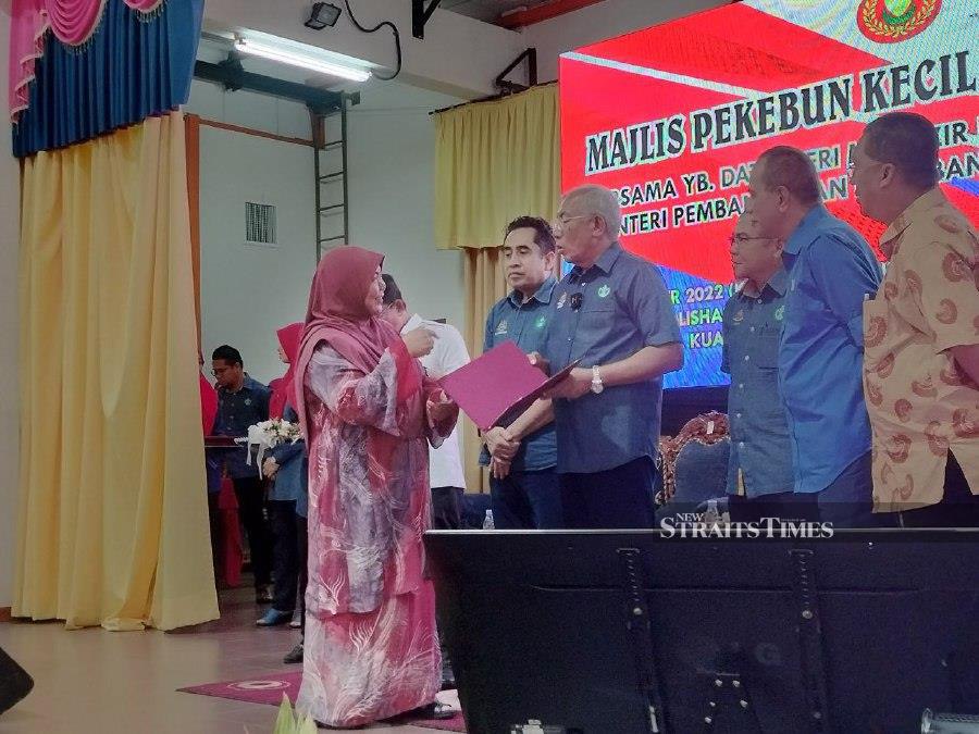 Caretaker Rural Development Minister Datuk Seri Mahdzir Khalid presenting grants during the state-level Risda Small Rubberholders Prosper event at Dewan Kolej MARA in Kuala Nerang. - NSTP/NOORAZURA ABDUL RAHMAN