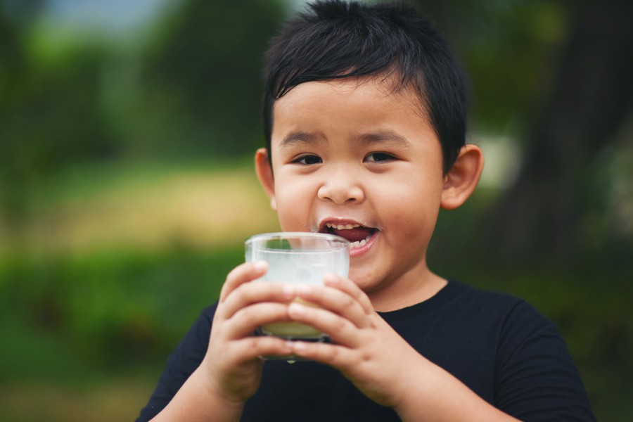 Children should have 2 to 3 servings of milk each day. Picture: Jcomp - Freepik.com