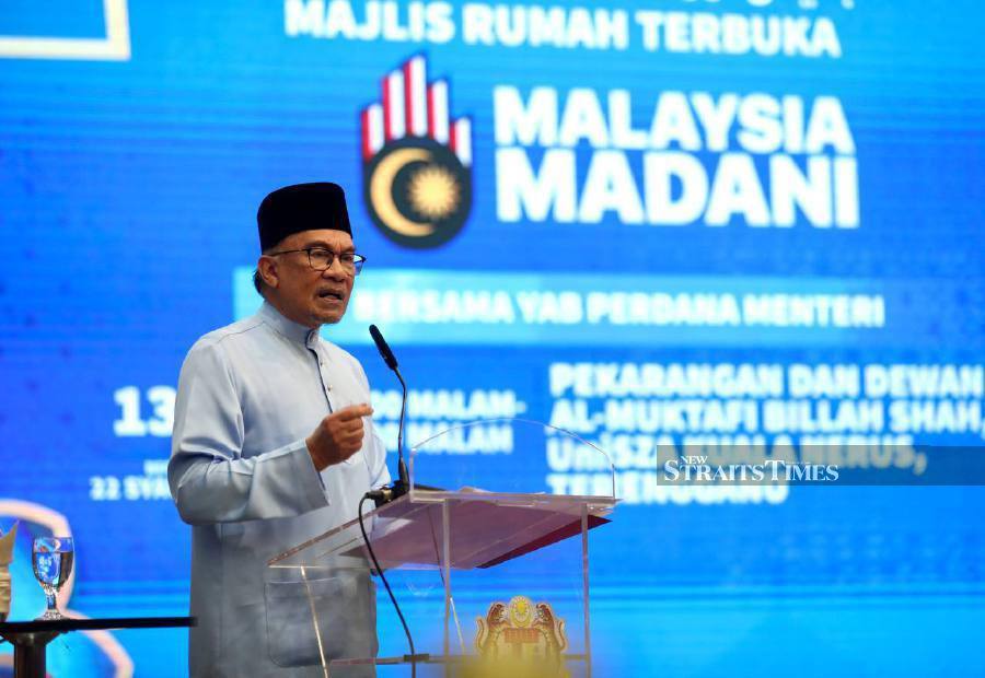 Prime Minister Datuk Seri Anwar Ibrahim delivers his speech during the Malaysia Madani Open House at Universiti Sultan Zainal Abidin (UNISZA). -NSTP/GHAZALI KORI