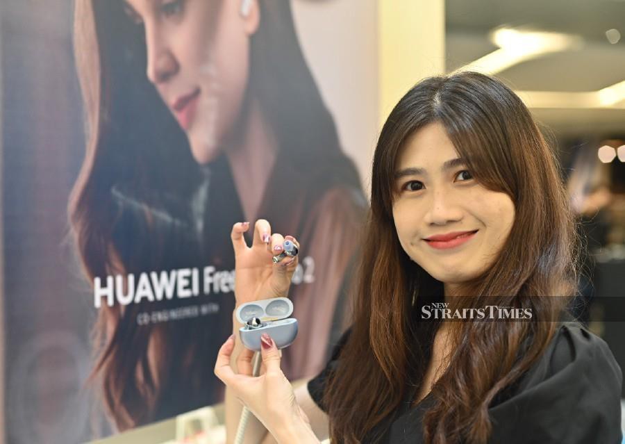 A model with the The Huawei FreeBuds Pro 2.