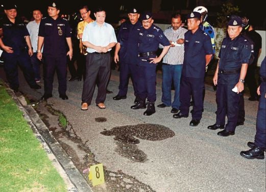 Penang Police Chief, Datuk Abdul Rahim Hanafi (fourth from right) and Chief Minister Lim Guan Eng (third from left) looking at the place where the ‘molotov cocktail’ was thrown at his residence in Jalan Pinhorn
