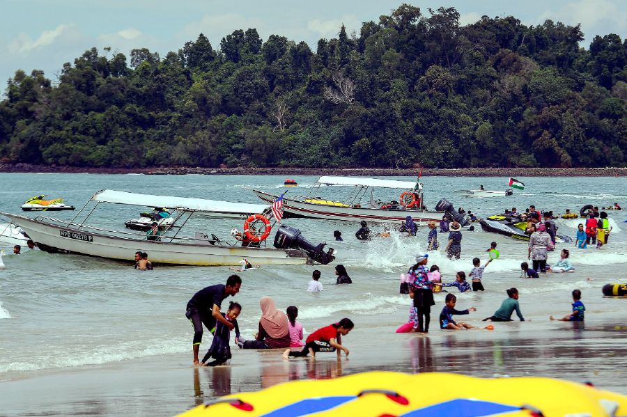 PORT DICKSON - Visitors enjoying the public holiday by undertaking leisure activities with their family members at the Telok Kemang Beach here. - BERNAMA PIC