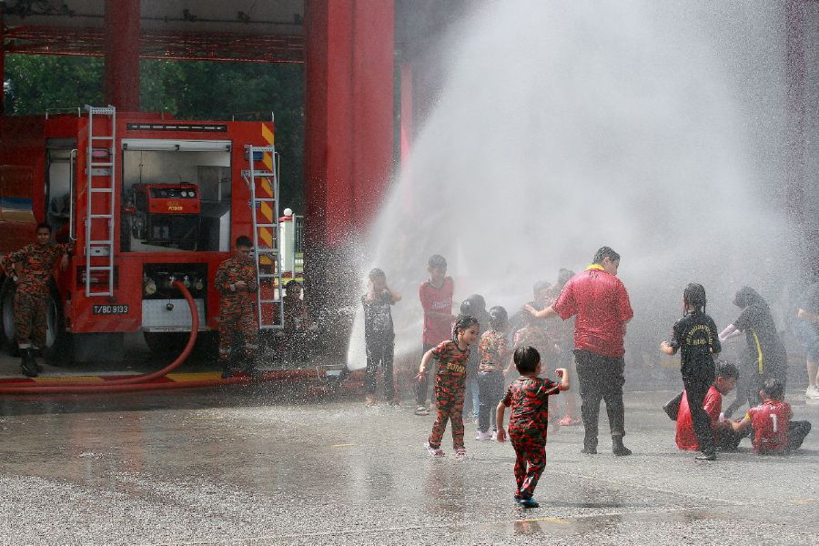 SHAH ALAM - Children playing with a water hose from a fire engine during the Little Explorer visit to the Selangor Fire and Rescue Department organised by the Cosmopolitan Adventure Club (Kembara) at the Kota Anggerik Fire and Rescue Station in Section U8, Bukit Jelutong, Shah Alam. -NSTP/FAIZ ANUAR