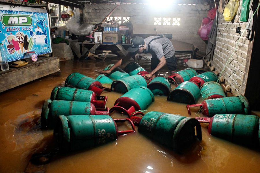 KUALA BERANG - Trader Kamaruzaman Othman arranging gas cylinders in his shop after was flooded in Kampung Nibong. -BERNAMA PIC