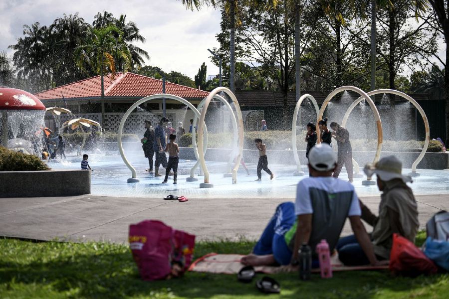 KUALA LUMPUR - Children playing in the water at Titiwangsa Lake Park as they took advantage of the Thaipusam public holiday. - BERNAMA PIC