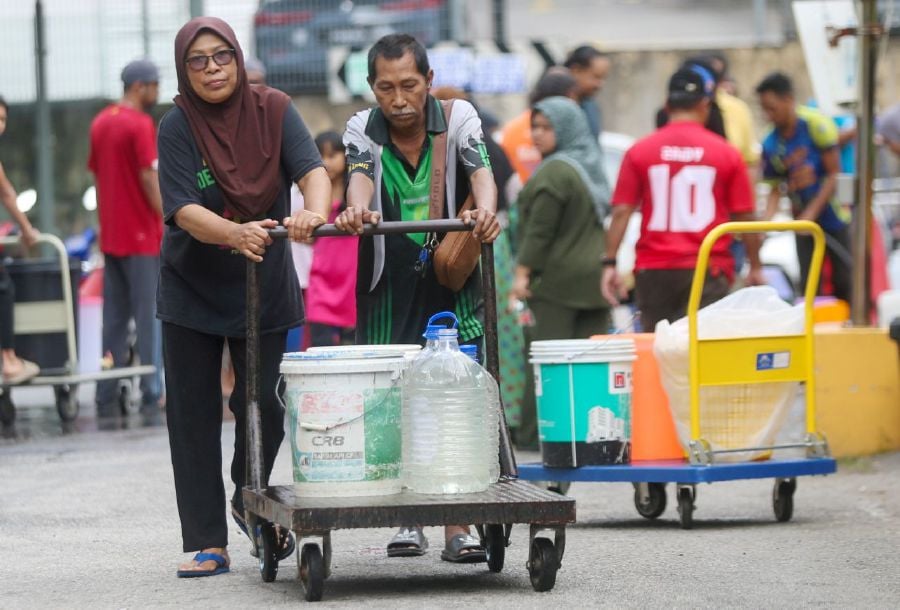 BAYAN LEPAS - Residents receiving water supply provided by the Penang Island City Council (MBPP) tanker in Taman Sri Bayu, Bayan Lepas. - NSTP/DANIAL SAAD