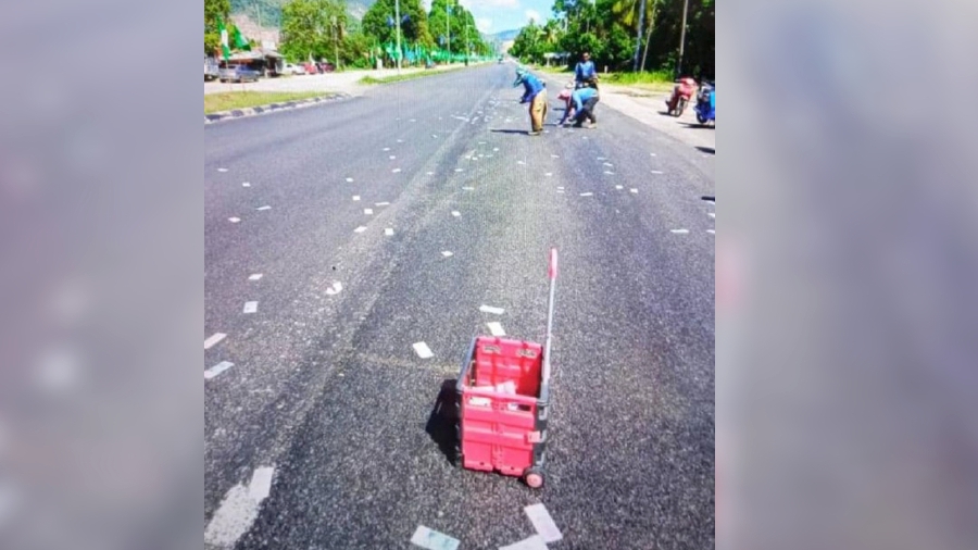 In an incident that occurred last Wednesday, Wan Ibrahim lost about RM30,000 when the cash of more than RM60,000 fell off the boot of his car and was scattered on Jalan Kota Bharu-Kuala Terengganu near Kampung Lak Lok. - Pic courtesy of reader