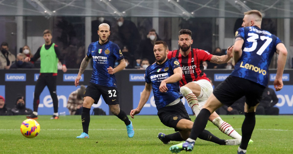 Johan Vasquez of Genoa CFC and Nicolò Zaniolo of AS Roma during football  Serie A Match at Stadio Olimpico, As Roma v Genoa on February 5, 2022 in  Rome, Italy. (Photo by