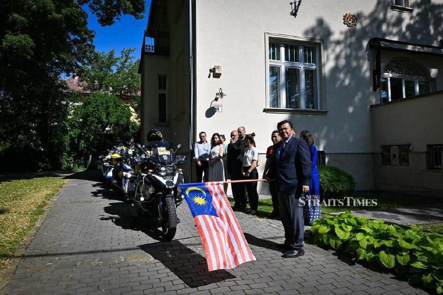 The Quantum Metal Ekspedisi Perpaduan Watikah Kemerdekaan 66 London - Kuala Lumpur 2023 (QMEPWK66) convoy was greeted with Malaysia's 'national' drink - teh tarik - as they arrived in Budapest, Hungary.  - NSTP/ EFFENDY RASHID