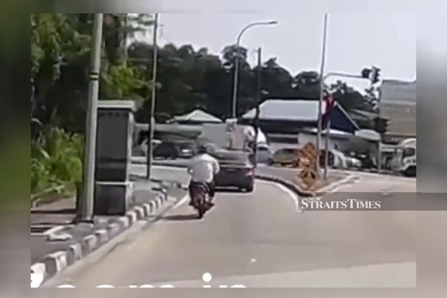 The motorcyclist was seen catching up with the car and veering to the driver’s side before releasing a kick. However, this caused him to lose his balance and fall on the road. The video then ended with a repeat of the kicking scene in slow motion. 