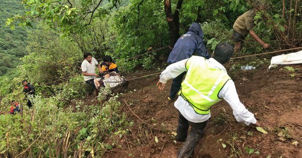 33 killed as Indian bus plunges off mountain road | New Straits Times