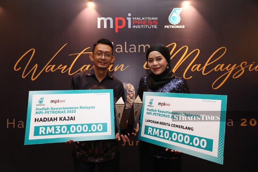 Excellent News Reporting award winner from the New Straits Times, Farrah Naz Karim with Kajai Award winner from Harian Metro, Yusmizal Dolah Aling. -NSTP/SAIFULLIZAN TAMADI