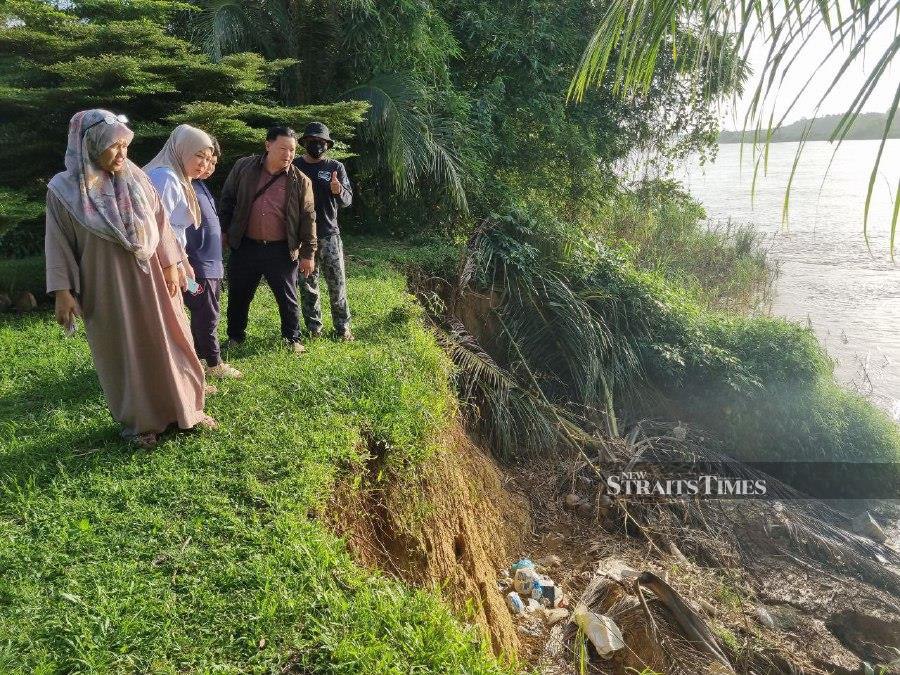 Taman Haji Hadi residents living in fear that their homes might collapse anytime due to soil erosion. NSTP/SHARIFAH MAHSINAH ABDULLAH