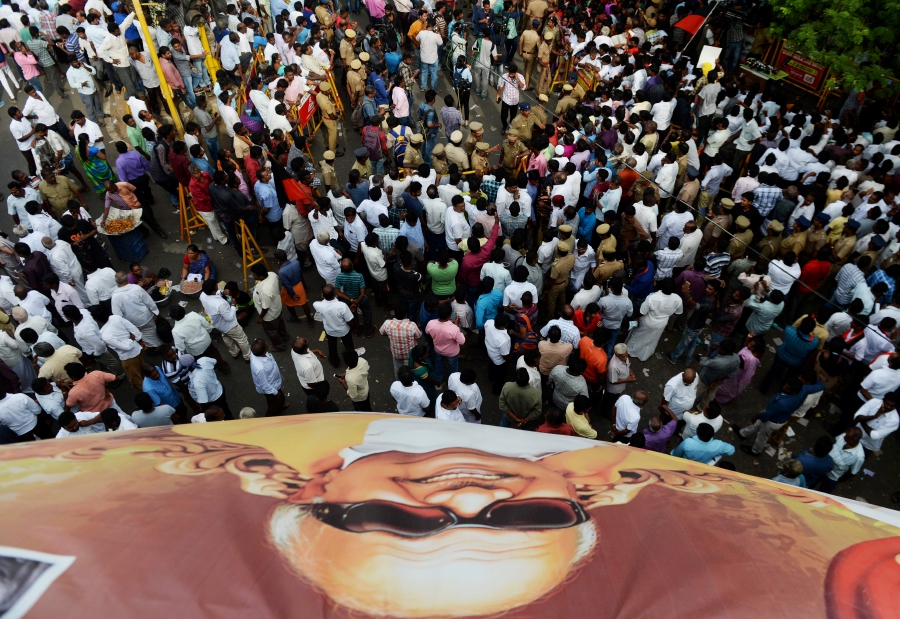 Thousands mourn as revered Indian leader Muthuvel Karunanidhi dies