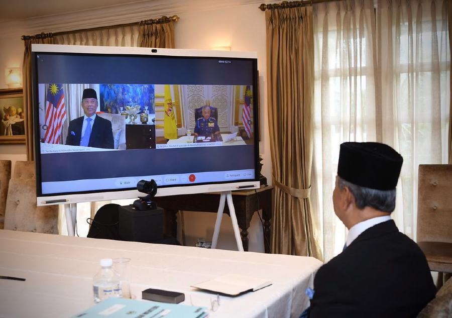 Yang di-Pertuan Agong, Al-Sultan Abdullah Ri'ayatuddin Al-Mustafa Billah Shah in a video conference with Prime Minister Tan Sri Muhyiddin Yassin. - Pic source: Facebook/ts.muhyiddin